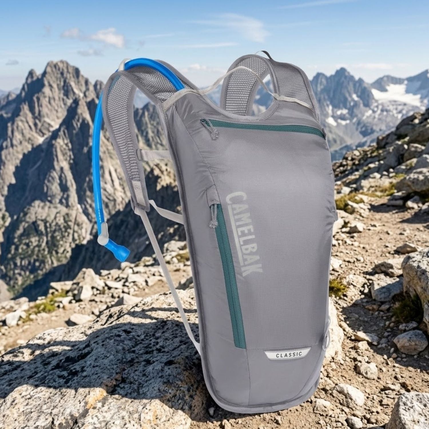 MOCHILA DE HIDRATACAO CAMELBAK CLASSIC LIGHT 70OZ / 2,070ML - GUNMETAL/HYDRO (CINZA/AZUL)
