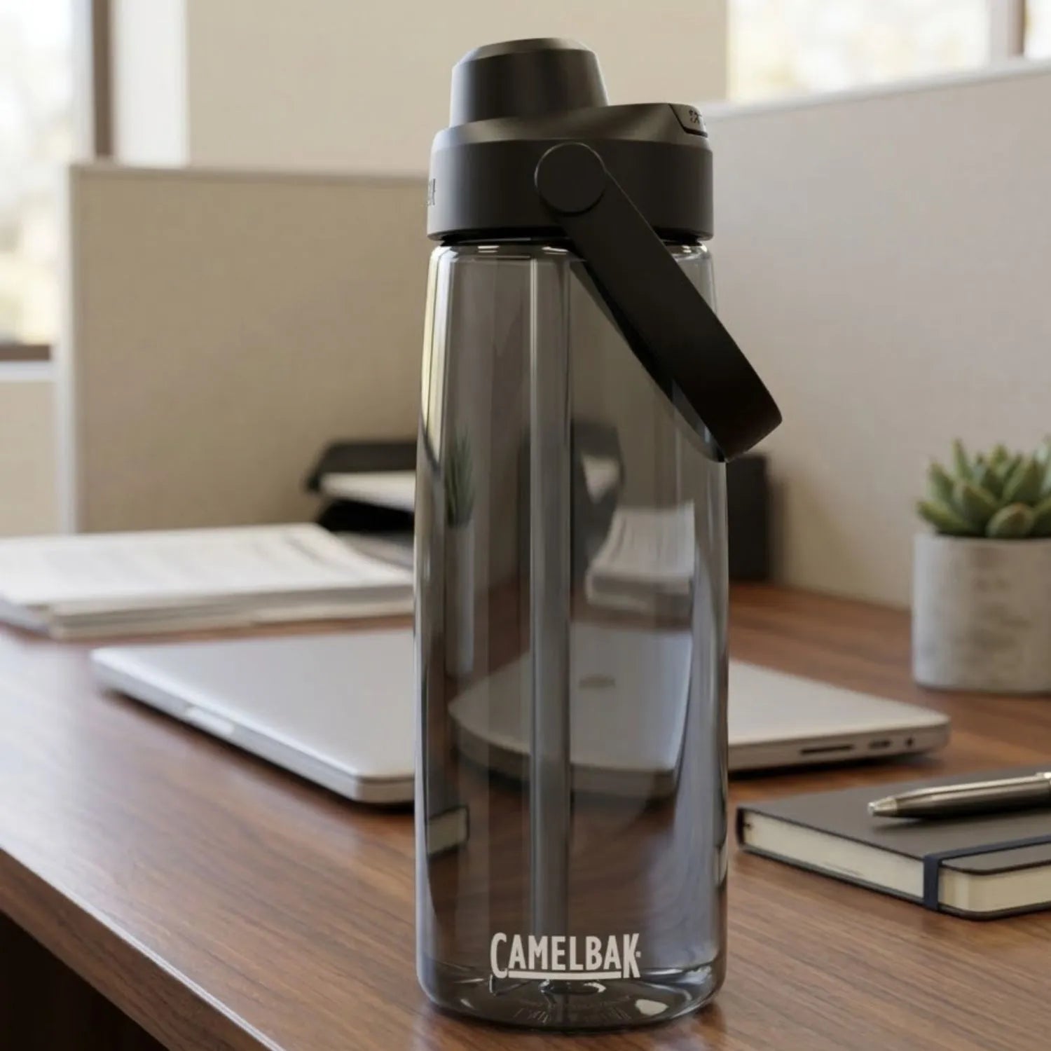 GARRAFA CAMELBAK THRIVE CHUG TRITAN 25OZ / 740ML - CHARCOAL (PRETO TRANSPARENTE)